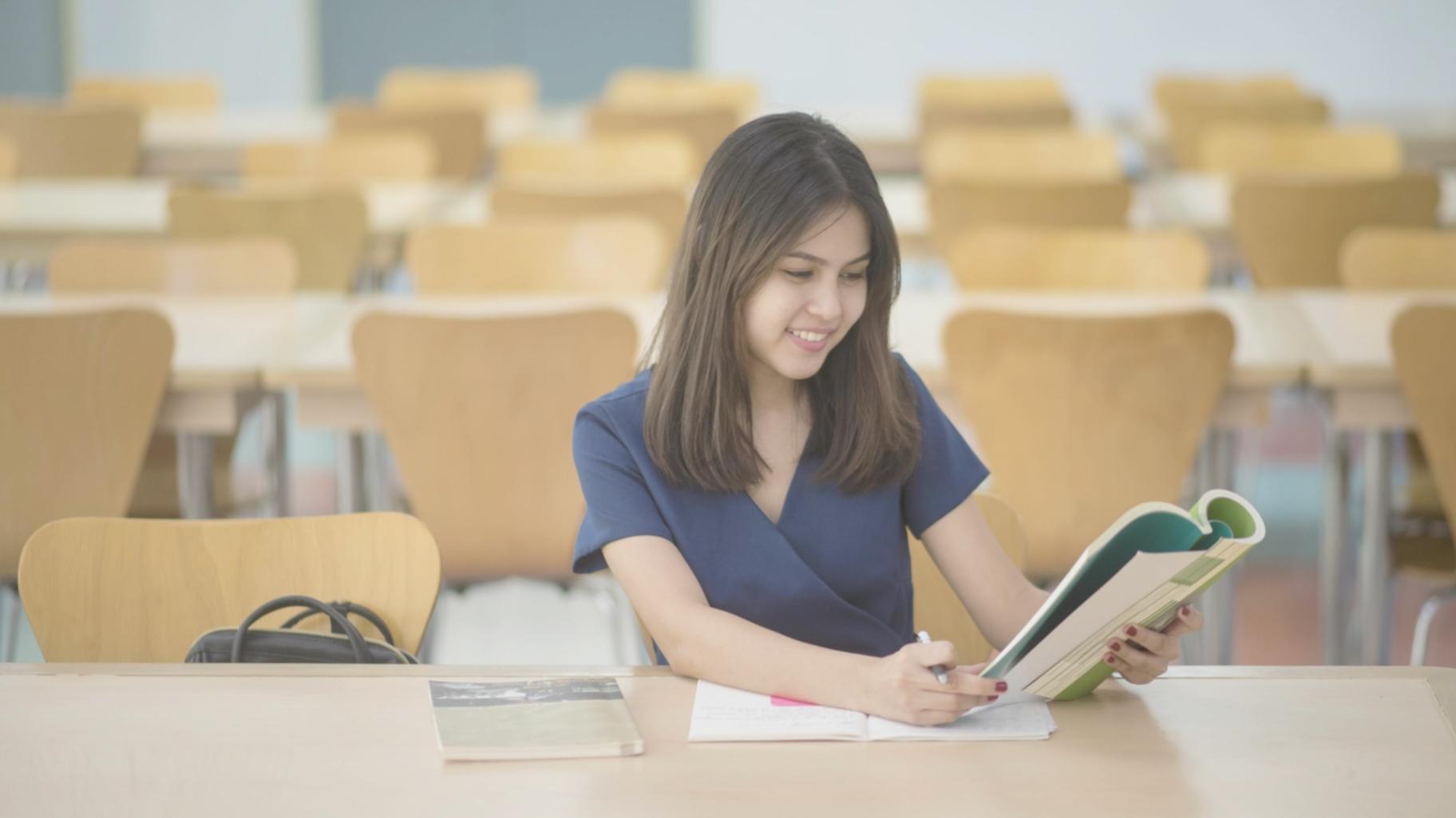 Estudiante trabajando en presupuesto familiar utilizando hojas de cálculo y documentos financieros